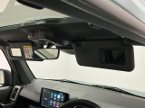 【サンバイザー】車内で身だしなみを整えるためのバニティミラーがセット。お化粧直しや髪型のチェックに活用できます。