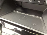 ワイヤレス充電機能(Qi)付きです。置くだけで充電が可能です。