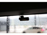 ミラーに加え、ボディ後部に装着された高精細カメラで車体後方をモニターし、ディスプレイに表示させる事で安全に後方確認が出来ます。