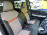 運転席はベントシートを採用していて広々ですね。インパネシフトですので足元をシフトが邪魔することもありません!