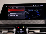 【ⅰドライブナビゲーション】文字情報も鮮明に表示する高解像度カラーディスプレイを採用。視認性に優れた地図デザインと特徴的な建造物を目印にした描写表示で現在位置を把握できます。地図データの更新も可能です