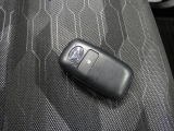 【スマートキー】バッグに入れたままドア開閉などができ大変便利です。リモコンは一つのみとなりますので、詳しくはスタッフまでご確認ください。