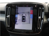 画面分割表示にも対応した360&deg;ビューカメラを搭載。狭い場所での取り回しも安心です。画面を分割することで、俯瞰画像と同時に車両前方または後方の180&deg;広角映像を表示することができます。