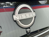 ライトと連動で夜間はほんのりと光る日産エンブレム
