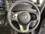 ステアリング右側にはホンダセンシングの設定スイッチ左側にはオーディオスイッチが配置されています