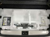 【サブトランク】ラゲッジ下には、スペアタイヤの替わりとなる応急タイヤパンク修理キットも備え付けられています。