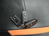 [人気の快適装備!] スマートキー&リモートスターター装備。離れた場所からエンジン始動ができる便利な機能です!