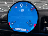 デジタルスピードメーター、航空機のコックピット操作箇所と同じ配色で目が疲れにくいように設計されてます。