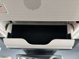 天井にはサングラスホルダーを装備しております