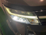 対象物が見やすく白く明るい光で夜間走行をサポートするフルLEDヘッドランプ(ロー/ハイビームオートレベリング機能付き・LEDクリアランスランプ付)を搭載