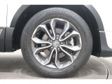 純正のアルミホイールが足元を飾ります!タイヤサイズは235/60R18になります。