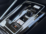 スイッチ式シフトセレクター/エンジンスタートボタン/電子パーキングブレーキを機能的にレイアウトした先進的なコックピット。