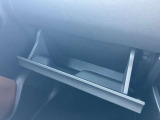 グローブボックスです!上下にスペースがあり、車検証や小物を収納可能です