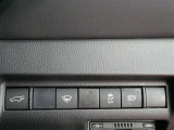 トラクションコントロールとは、すべりやすい路面での発進時や加速時にタイヤの空転を抑え、駆動力確保に貢献する機能です。詳細は販売店スタッフまでおたずねください。