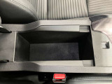アームレストの中にも収納スペース!運転席周りをすっきり保てます!