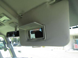 運転席のサンバイザーには、バニティミラーが付いています。ちょっとした身だしなみチェックに便利です♪