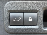 【パワーバックドア】スマートキーや運転席のボタンを押すだけでリアゲートが自動で開閉します!荷物を持っている時や、高い位置にあるバックドアを閉める際に便利な機能です♪