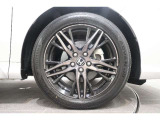 純正のアルミホイールが足元を飾ります!タイヤサイズは225/50R18でございます。
