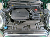 ◆インスツルメントパネルやインテリアトリムなどは、調和しなが洗練された室内を作り上げ、スイッチ類によって、優れた操作性をも実現。ドライバーの視線や動線を考え、人間工学に基づきデザインされています◆