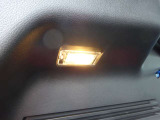 バックドアを開けると自動で点灯し、バックドアを閉めると消灯します。荷物を探す時などとても便利です!