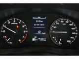 メーター中央にはカラー液晶画面が備えられ、車のインフォメーションを簡単に把握できます。
