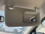 眩しい日差しをしっかり遮ってくれるサンバイザー!日中の運転でも、視界がラクになって安心です。バニティミラー付きなので、信号待ちや駐車中にサッと身だしなみチェックもOK、女性にうれしい気配り装備ですね