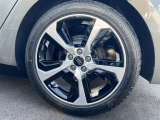 Audiは多様なホイールデザインを提供しており、スポークの形状やサイズ、仕上げ(ポリッシュド、マット、ブラックなど)によって選択肢が豊富です。