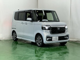 狭い駐車場でも、スライドドアならチャイルドシートへのお子さまの乗降や荷物の積載もスムーズ。とても便利な【助手席側。電動スライドドア】ドアハンドを少し引くだけでリアドアが自動開閉します。
