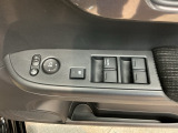電動格納式リモコンドアミラーと、パワーウィンドウスイッチ等は運転席ドアにあります。