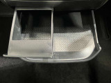 ドリンクホルダ-やちょっとした物を置くことが出来る簡易テーブルが付いて便利です!!