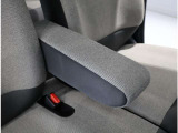 アームレスト付きのフロントシート!運転中の疲れを軽減してくれます。