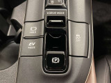 停車時にブレーキを踏むとそのまま保持してくれるブレーキホールド!シフトをPポジションに入れると自動で作動しブレーキを踏みながらDポジションに入れると解除されるオート機能付き。