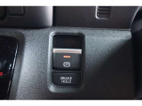 【電動パーキングブレーキ】停車中にブレーキペダルから足を離しても、停車状態が続くオートブレーキホールド機能!