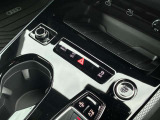 Audi drive Select装備済み。状況に応じて走行モードの変更が可能です。