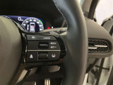 ステアリングスイッチ付き。前方から目を離すことなく操作することが可能です。