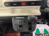 最も気になる室内は、特にこだわってクリーニングしております。マットやシートだけではなく、エアコンの吹き出し口やドアノブの隙間など、様々なブラシや道具を使い分けて、隅々までクリーニングしております。