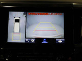 パノラミックビューモニターを装備。駐車場や交差点でクルマを真上から見るように周囲を確認できます。機能の詳細は販売店スタッフまでおたずねください。