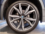 【BMWアロイホイル】軽量かつ強度に拘ったアロイホイル。走行性能ポテンシャルを引き出す設計。車の足元を引き締めてくれる大きなポイントはアロイホイルです。