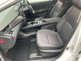 運転席と助手席の間にひじ掛けがございますので便利です。