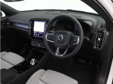 インストルメントパネルは僅かに運転席側へと傾けられているほか、余計なスイッチ類を可能な限り排し、運転に集中しやすい環境を造り出しています。