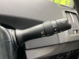 【オートライト】周りの明るさに応じて自動でヘッドライトの点灯・消灯ができる機能です!ライトの付け忘れ・消し忘れなどが無くなり、雨の日や夕方の走行も安心!トンネル通過時も便利ですね♪