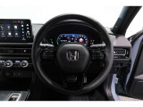 運転中もハンドルでの操作が可能です。特に高速道路等の目が離せない運転時には、便利さだけでなく、安全性も兼ね備えております。