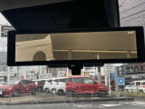 スマートルームミラー:車両後方のカメラ映像をミラー面に映し出すので、車内の状況や、天候などに影響されずいつでもクリアな後方視界が得られます。