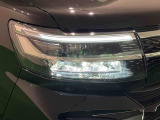 対象物が見やすく白く明るい光で夜間走行をサポートするフルLEDヘッドランプ(サイドビューランプ、クリアランスランプ、オートレベリング機能付き)を装備