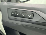 シートメモリー機能装備付きです。シートの位置をそれぞれ記憶しておく事ができるので、ご家族や、複数の方で車を乗られるオーナー様には、便利な機能です。