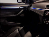 【アンビエントライト】アンビエントライトが加わる事で、車内空間に大きな違いが生まれます。特に夜間ドライブでは上質でラグジュアリーな車内を演出。ドライバー好みのイルミネーションをお楽しみ頂けます!