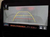 バックモニター付き。車両後方の映像を画面に表示し、駐車などの後退操作をサポートします。