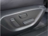 【パワーシート】スイッチ一つで簡単にシートの微調整が可能。電動だから力もいりません。自分に最適なシートポジションにセットして、快適なドライブをお楽しみください。