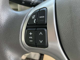 ステアリングにはオーディオ操作スイッチがございます。