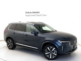 7シーターの新型XC90は、色あせることのない北欧デザイン、スムーズなハンドリング、直感的な操作性を実現した新開発のセンターディスプレイにより、エレガントな雰囲気と乗り味の快適性をさらに強化しました。